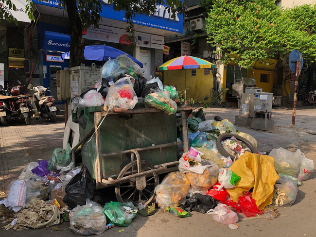 Ảnh, clip: Trung tâm Hà Nội rác chất thành núi vì dân lại chặn xe vào bãi rác Nam Sơn-9