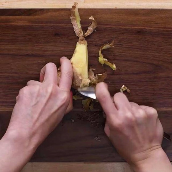 8 cách bóc vỏ thực phẩm không cần dao kéo khiến chị em vụng cũng thành đầu bếp 5 sao-7