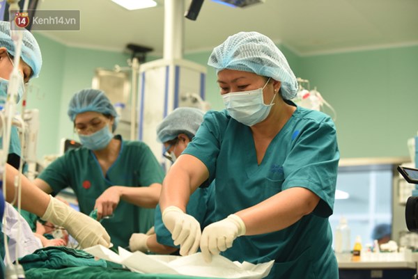 ẢNH: Khoảnh khắc xúc động trong suốt 12 tiếng phẫu thuật giúp Trúc Nhi - Diệu Nhi có được hình hài nguyên vẹn-14
