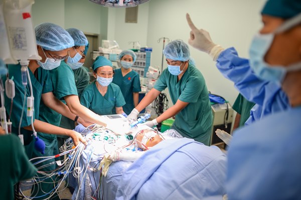 Cuộc đại phẫu đặc biệt của gần 100 bác sĩ tách song sinh dính liền-1
