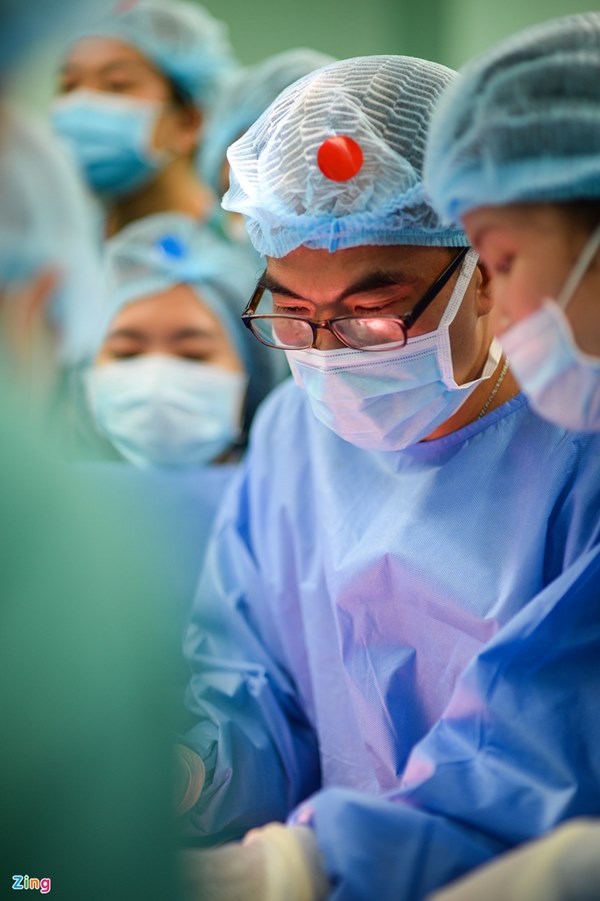 Cuộc đại phẫu đặc biệt của gần 100 bác sĩ tách song sinh dính liền-11