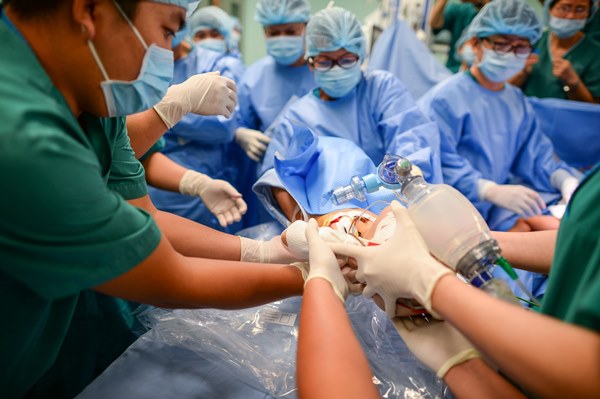Cuộc đại phẫu đặc biệt của gần 100 bác sĩ tách song sinh dính liền-13
