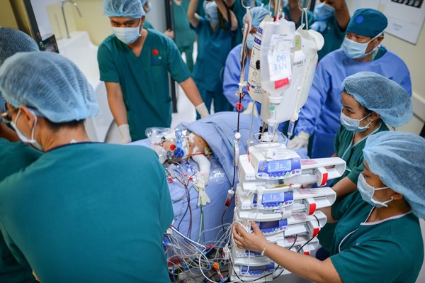 Cuộc đại phẫu đặc biệt của gần 100 bác sĩ tách song sinh dính liền-15