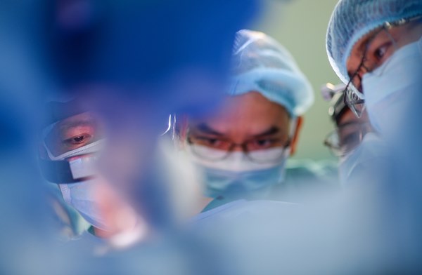 Cuộc đại phẫu đặc biệt của gần 100 bác sĩ tách song sinh dính liền-18