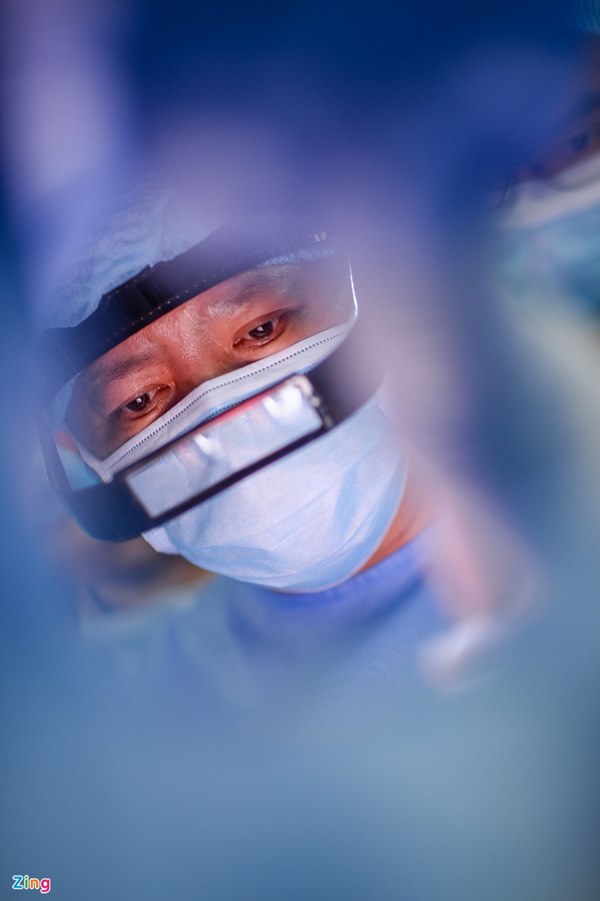 Cuộc đại phẫu đặc biệt của gần 100 bác sĩ tách song sinh dính liền-23