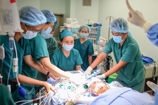 Cuộc đại phẫu đặc biệt của gần 100 bác sĩ tách song sinh dính liền