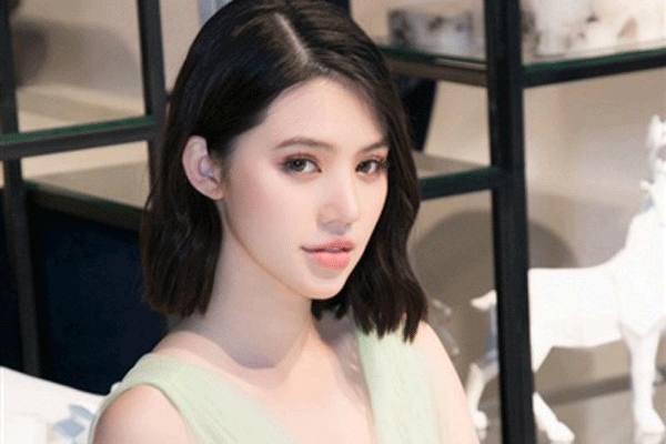 Jolie Nguyễn bất ngờ đổi avatar đen cùng story gây hoang mang giữa đêm