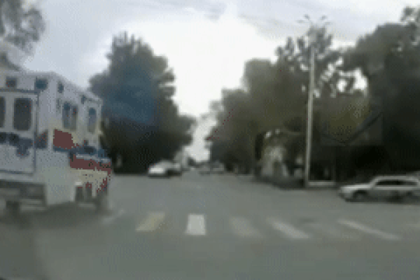 Xe cứu thương bị ôtô đâm lật ngang giữa ngã tư