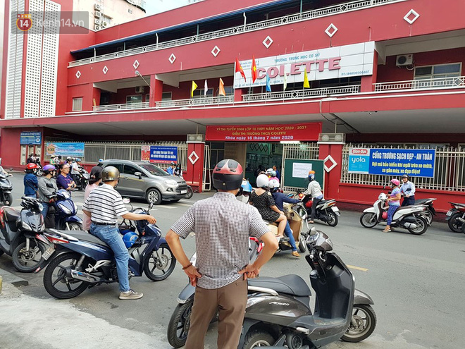 Thi lớp 10 ở TP.HCM ngày đầu tiên: Thí sinh quên thẻ dự thi, phụ huynh hớt hải đi lấy-7