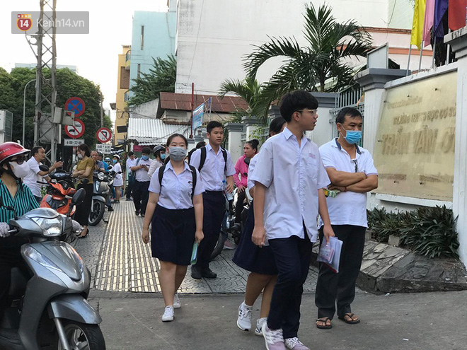 Thi lớp 10 ở TP.HCM ngày đầu tiên: Thí sinh quên thẻ dự thi, phụ huynh hớt hải đi lấy-10