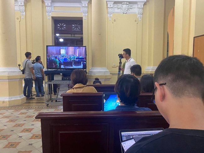 Phiên tòa bất ngờ gián đoạn vì một bị cáo sức khỏe kém, Văn Kính Dương muốn đổi luật sư vì không còn tin tưởng-3