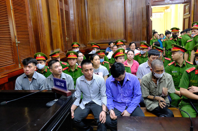 Phiên tòa bất ngờ gián đoạn vì một bị cáo sức khỏe kém, Văn Kính Dương muốn đổi luật sư vì không còn tin tưởng-4