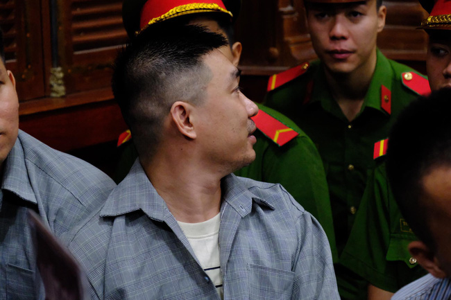 Phiên tòa bất ngờ gián đoạn vì một bị cáo sức khỏe kém, Văn Kính Dương muốn đổi luật sư vì không còn tin tưởng-8