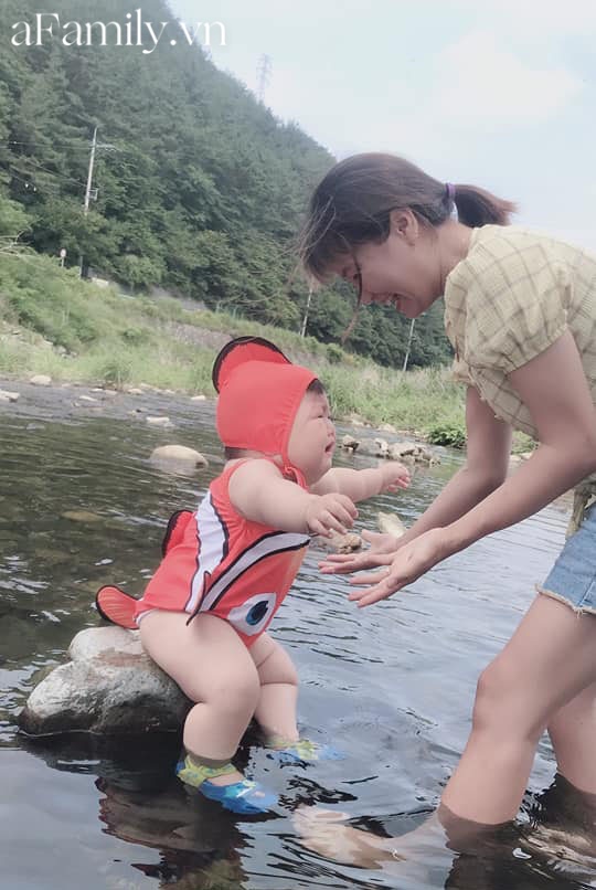 Diện đồ bơi xinh xẻo ra tắm suối, cậu nhóc vừa khóc vừa tạo dáng nàng tiên cá mắc cạn làm bố mẹ cười đau bụng-8