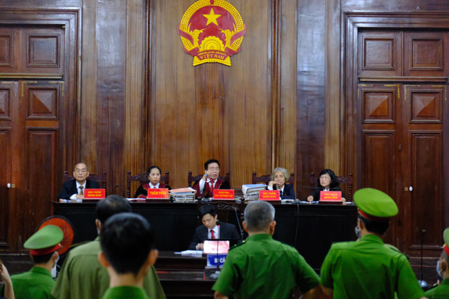 Phiên tòa bất ngờ gián đoạn vì một bị cáo sức khỏe kém, Văn Kính Dương muốn đổi luật sư vì không còn tin tưởng-1