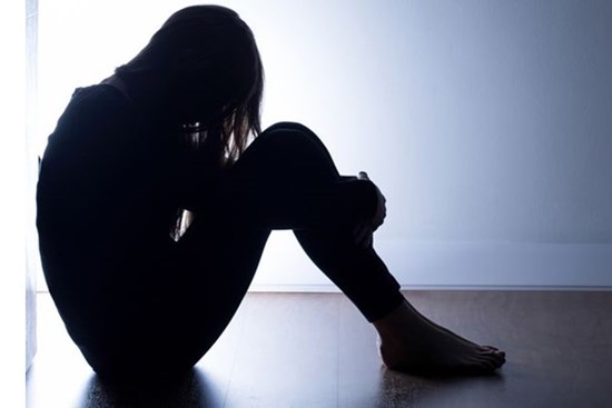 Bé gái 12 tuổi bị mẹ nuôi ép lấy người đàn ông 45 tuổi đã có 3 vợ, lý do đằng sau càng khiến mọi người xót xa