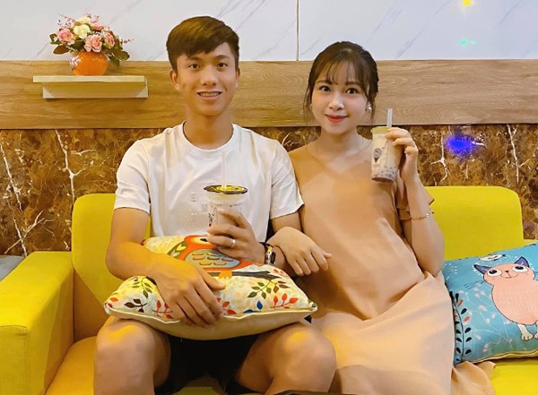 Đưa hotgirl mầm non đi khám thai, cầu thủ Phan Văn Đức liền bị vợ trẻ bóc phốt-1