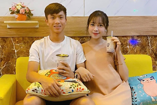 Sắp đến ngày lâm bồn, Nhật Linh vẫn đến sân cổ vũ Phan Văn Đức bất chấp nắng nóng hơn 38 độ C-10