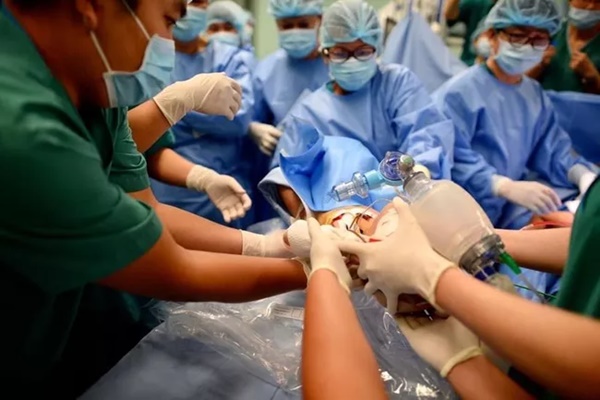 Phẫu thuật tách 2 bé gái song sinh: Song Nhi đã tỉnh sau ca mổ dài-1