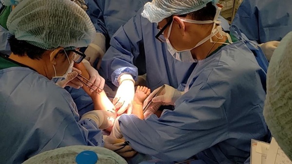 Phẫu thuật tách 2 bé gái song sinh: Song Nhi đã tỉnh sau ca mổ dài-3