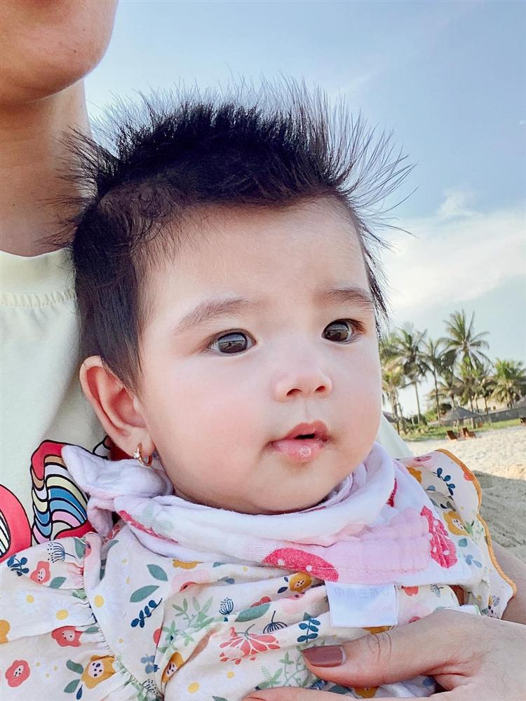 Mới đó mà con út của Jennifer Phạm đã tròn 6 tháng, mẹ khoe ảnh cận mặt khiến ai nấy xuýt xoa: Xứng danh con Hoa hậu-1