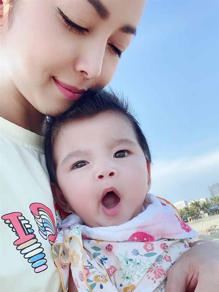Mới đó mà con út của Jennifer Phạm đã tròn 6 tháng, mẹ khoe ảnh cận mặt khiến ai nấy xuýt xoa: Xứng danh con Hoa hậu-2