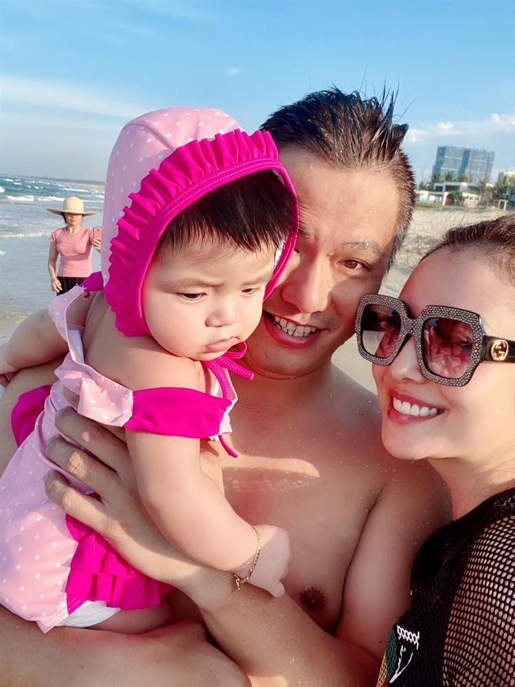 Mới đó mà con út của Jennifer Phạm đã tròn 6 tháng, mẹ khoe ảnh cận mặt khiến ai nấy xuýt xoa: Xứng danh con Hoa hậu-3