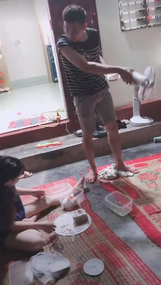 Xôn xao clip chồng lăng mạ vợ trong tiếng cổ vũ” từ bạn bè, phản ứng của con gái nhỏ bên cạnh mới đáng chú ý-2