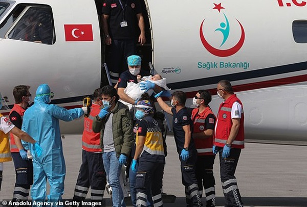 Cặp song sinh dính liền đầu, không nhìn thấy mặt nhau, tái sinh sau ca phẫu thuật tách rời-6