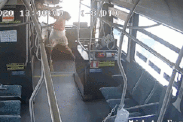 Chờ mãi chưa tới giờ khởi hành, cô gái lao tới tấn công nữ tài xế xe buýt