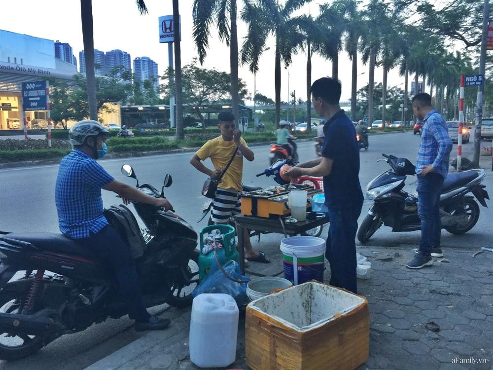 Hàu nướng vỉa hè giá 5K hút người mua, tiểu thương ngày bán cả nghìn con kiếm tiền triệu-2