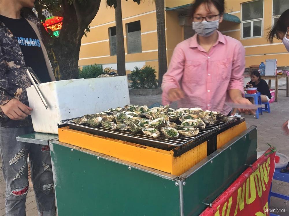 Hàu nướng vỉa hè giá 5K hút người mua, tiểu thương ngày bán cả nghìn con kiếm tiền triệu-4