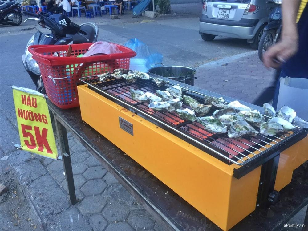Hàu nướng vỉa hè giá 5K hút người mua, tiểu thương ngày bán cả nghìn con kiếm tiền triệu-5