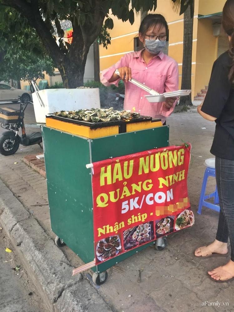 Hàu nướng vỉa hè giá 5K hút người mua, tiểu thương ngày bán cả nghìn con kiếm tiền triệu-1