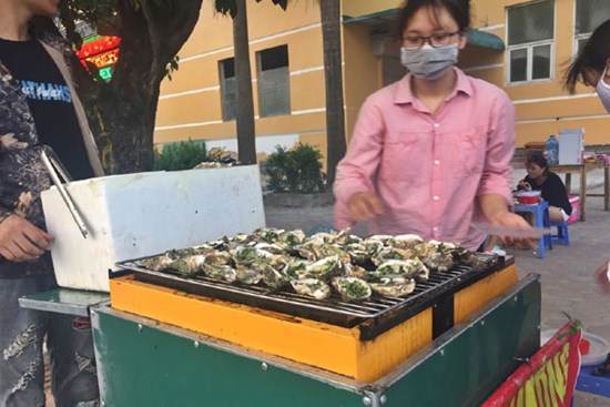 Hàu nướng vỉa hè giá 5K hút người mua, tiểu thương ngày bán cả nghìn con kiếm tiền triệu