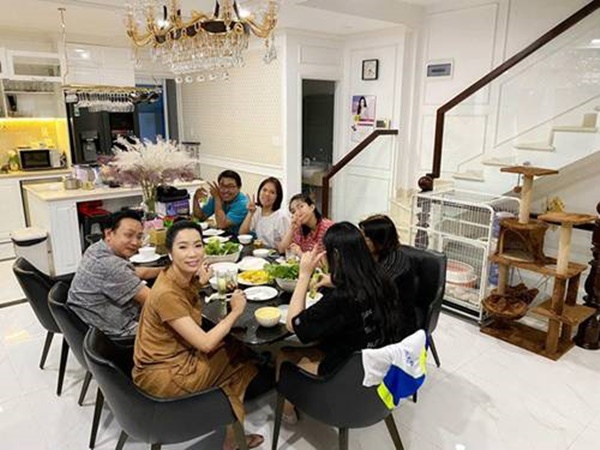 Ông xã trồng rau xum xuê, Trịnh Kim Chi thích thú ra tay làm bánh xèo đãi cả gia đình-4