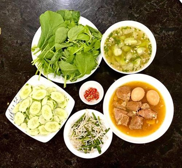 Ông xã trồng rau xum xuê, Trịnh Kim Chi thích thú ra tay làm bánh xèo đãi cả gia đình-5