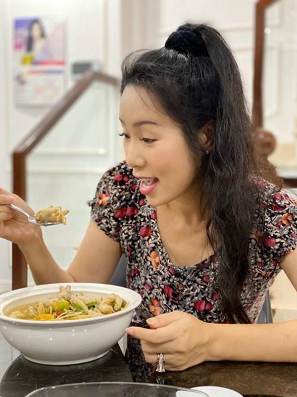 Ông xã trồng rau xum xuê, Trịnh Kim Chi thích thú ra tay làm bánh xèo đãi cả gia đình-6