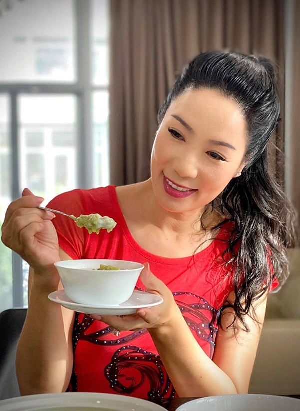 Ông xã trồng rau xum xuê, Trịnh Kim Chi thích thú ra tay làm bánh xèo đãi cả gia đình-12