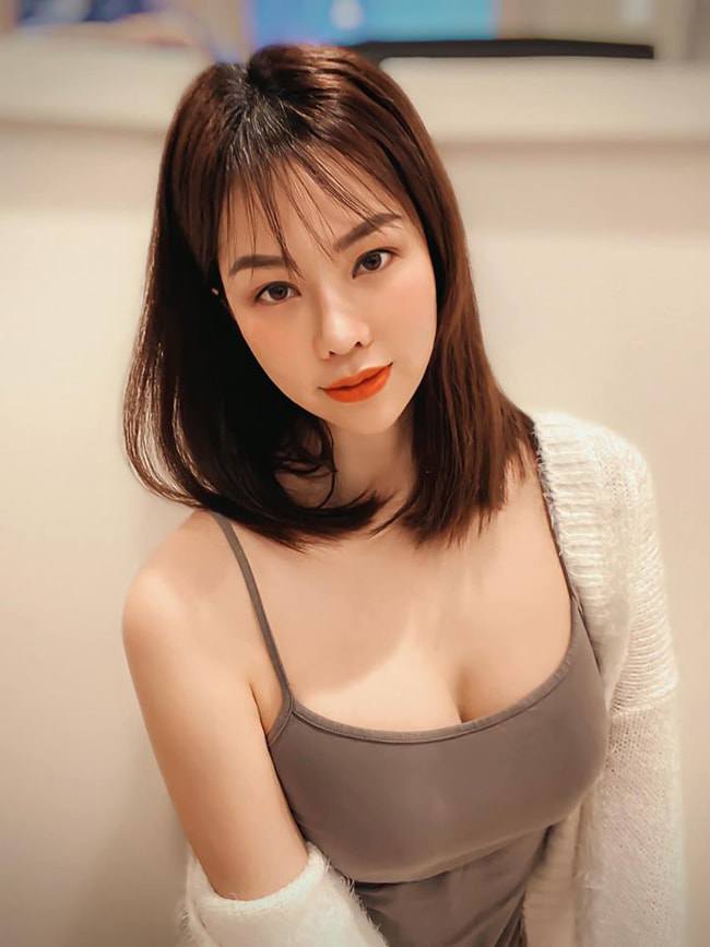 Lấy con trai tình cũ Ngọc Trinh, mẫu Việt làm dâu tỷ phú, ở nhà triệu đô chăm 2 con-1