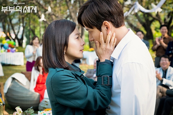 Thế giới hôn nhân đời thực: Chồng ngoại tình trước đám cưới, dẫn nhân tình về nhà tân hôn, vợ mách bố mẹ chồng nhưng bị bảo ráng mà giữ chồng-1