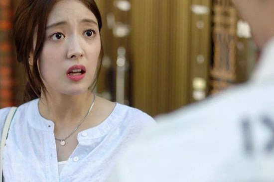 Chồng vừa đi khuất thì có tiếng gõ cửa dồn dập, nhìn kỹ người đàn ông bước đi tập tễnh xuất hiện trước cửa nhà mà tôi thất kinh