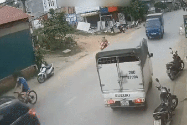 Xe tải mất lái đâm xe khác gây tai nạn liên hoàn