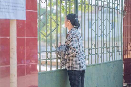 Người mẹ chạy vội vã đến mang giấy tờ cho đứa con đi thi để quên ở nhà, ánh mắt nhìn vào đầy lo âu