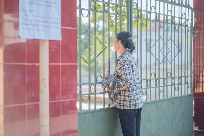 Người mẹ chạy vội vã đến mang giấy tờ cho đứa con đi thi để quên ở nhà, ánh mắt nhìn vào đầy lo âu-4