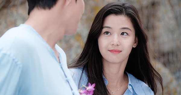 Vừa nhìn thấy cô dâu đeo sợi dây chuyền trên cổ, mẹ chồng bắt hủy hôn ngay, còn bố chồng cúi gằm mặt câm nín-1