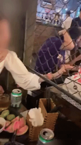 Cô gái thản nhiên thò tay chấm mút bánh kem của bàn bên cạnh bị dân tình chỉ trích-1