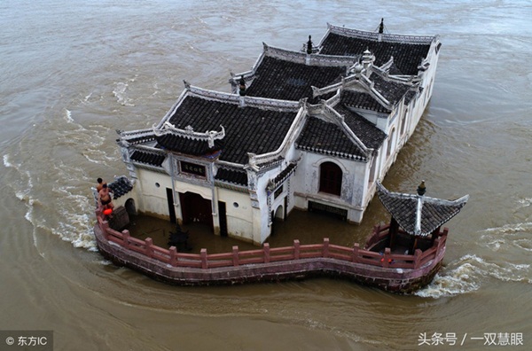 Ngôi chùa 700 tuổi gồng mình giữa nước lũ Trường Giang, người dân tự hào Mọi năm đều kiên cường chống lũ, năm nay sẽ chiến thắng thôi-1