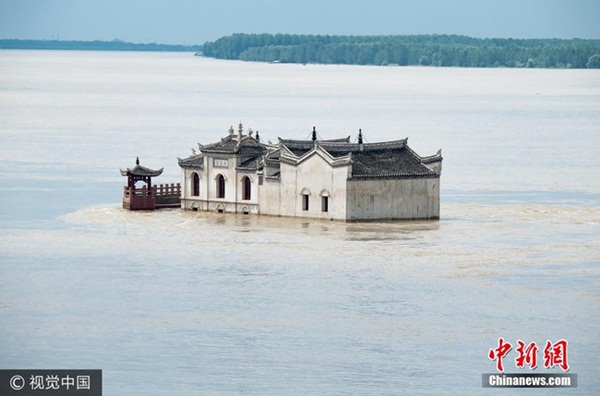 Ngôi chùa 700 tuổi gồng mình giữa nước lũ Trường Giang, người dân tự hào Mọi năm đều kiên cường chống lũ, năm nay sẽ chiến thắng thôi-5