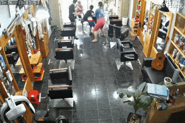 Xe máy bị xe lu húc văng vào tiệm cắt tóc